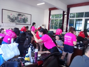 华晟化妆学校学生外出团体化妆